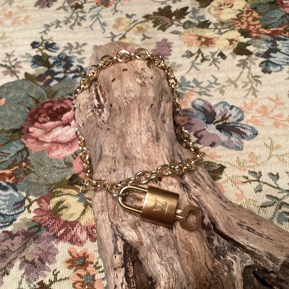 EUC LV Lock & Key #318 with Chunky Gold Chain Necklace - Picture 3 of 6